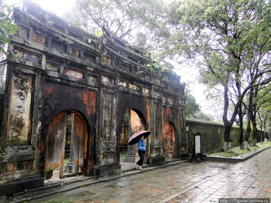 Дождливым днем в пурпурном Запретном городе Хюэ, Вьетнам