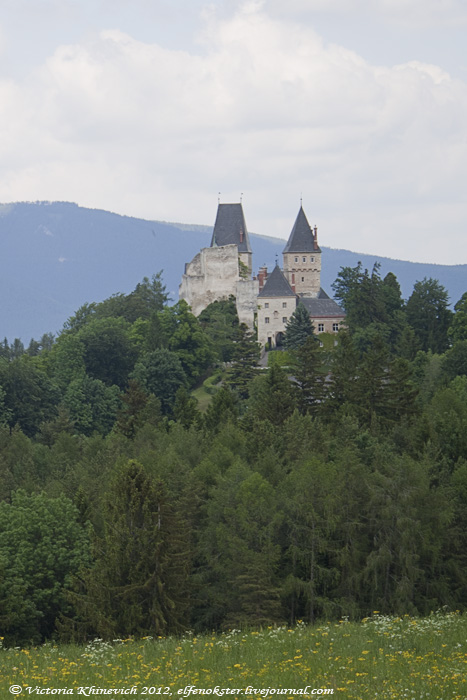К этому замку мы хотели подъехать поближе, но он оказался частной собственностью, так что могли только быстро посмотреть пока проезжали мимо. Австрия