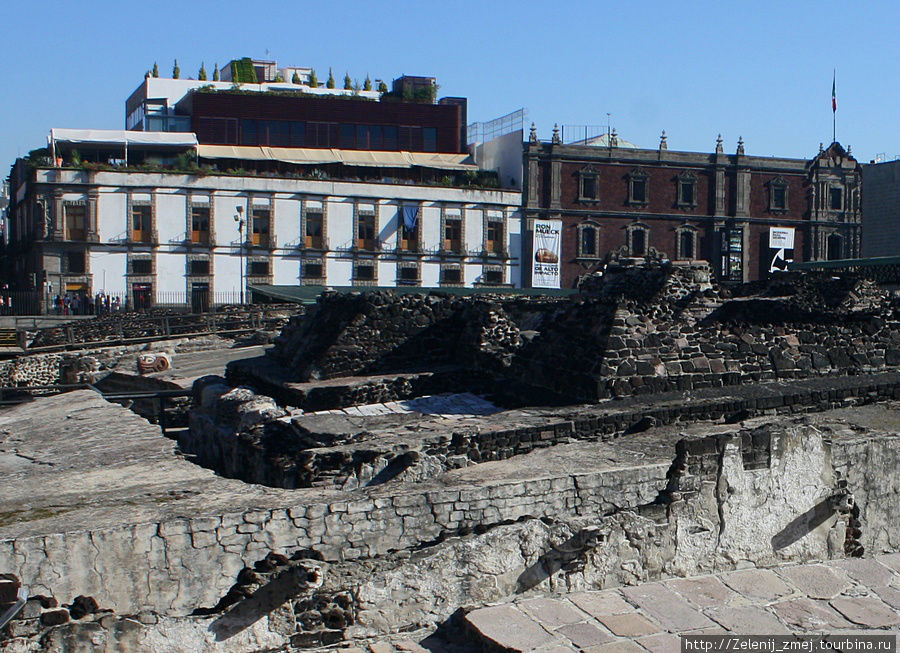 Руины Теночтитлана около главной площади Мехико Мехико, Мексика