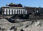 Руины Теночтитлана около главной площади Мехико
