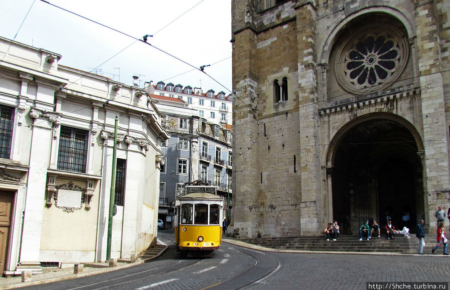 после поворота трамвай уходит в район старых, еще мавританстких построек Лиссабон, Португалия