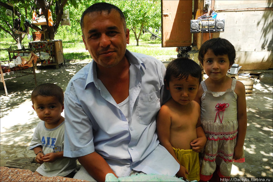 Фермер с детьми Фергана, Узбекистан