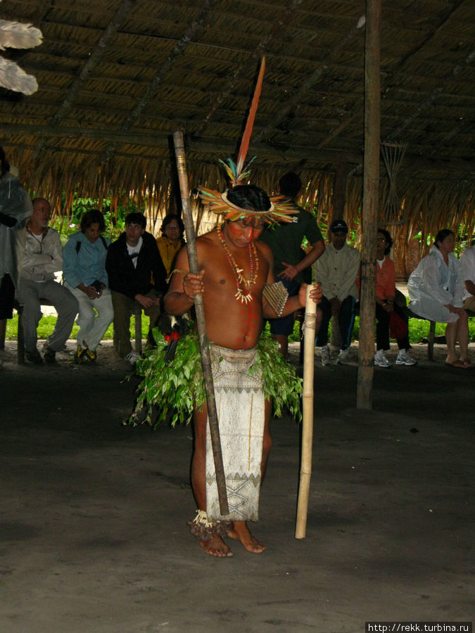 Индейцы и турики собрались в большом сарае Манаус, Бразилия
