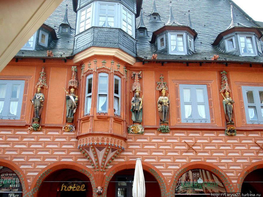 Кайзерворт — здание гильдии купцов (1494 г.) построено в непосредственной близости от Ратуши, которую всё никак не могли достроить и которая, и в достроенном виде, осталась в тени Кайзерворта. Последние 200 лет — гостиница. Гослар, Германия