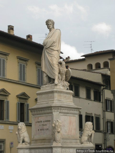 На углу площади самолично Данте, некогда так разругавшийся с Флоренцией Флоренция, Италия