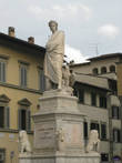 На углу площади самолично Данте, некогда так разругавшийся с Флоренцией