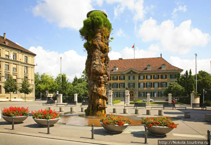 Фонтан перед зданием полиции Берн, Швейцария