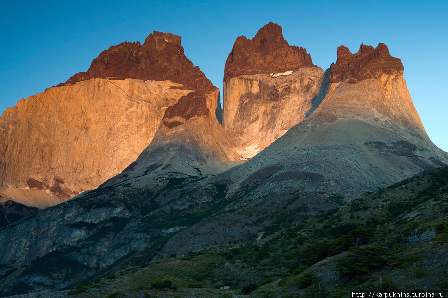 У подножия массива Куэрнос (Cuernos del Paine) на рассвете. Не самый лучший ракурс, надо сказать. Ракурс с озера Пеое гораздо интереснее, но туда доступ сейчас закрыт. Национальный парк Торрес-дель-Пайне, Чили