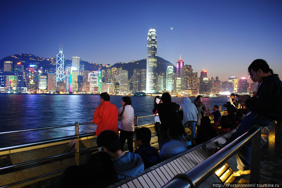 Наикрасивейший вид на ночной Гонконг, но сфотографировать его очень сложно — кругом полно народа. И это не только туристы. Гонконг
