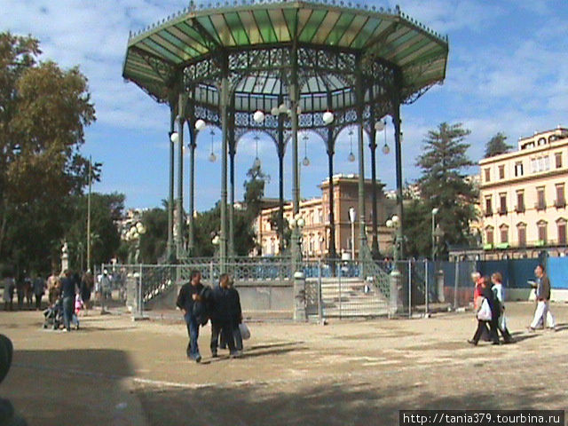 Беседка в центре виллы Комунале из чугуна и цветного стекла. Неаполь, Италия