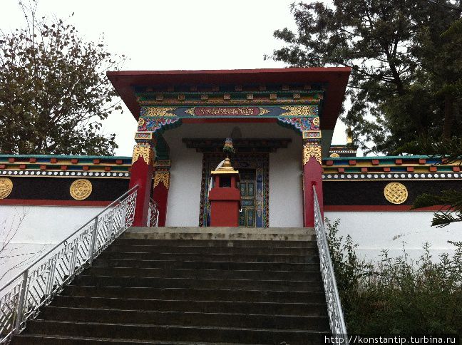 Монастырь в Тибетском поселении Бир Штат Химачал-Прадеш, Индия