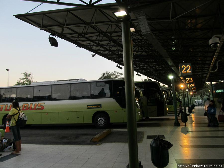Посадочная платформа автовокзала  с автобусами Tur-bus Сантьяго, Чили