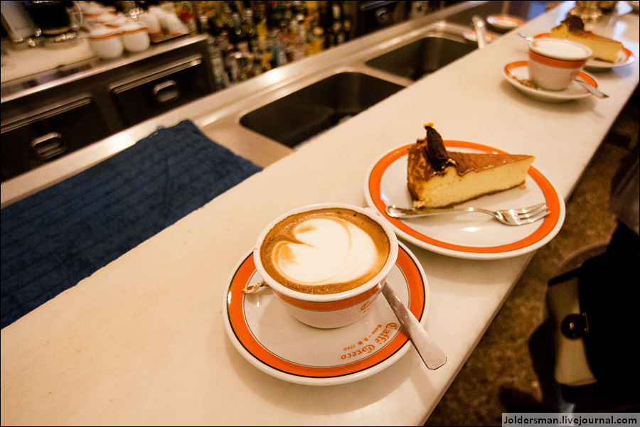 В одно утро прогуливаясь по утреннему городу мы зашли в старейшее римское кафе Antico cafe greco на чашечку кофе. Рим, Италия