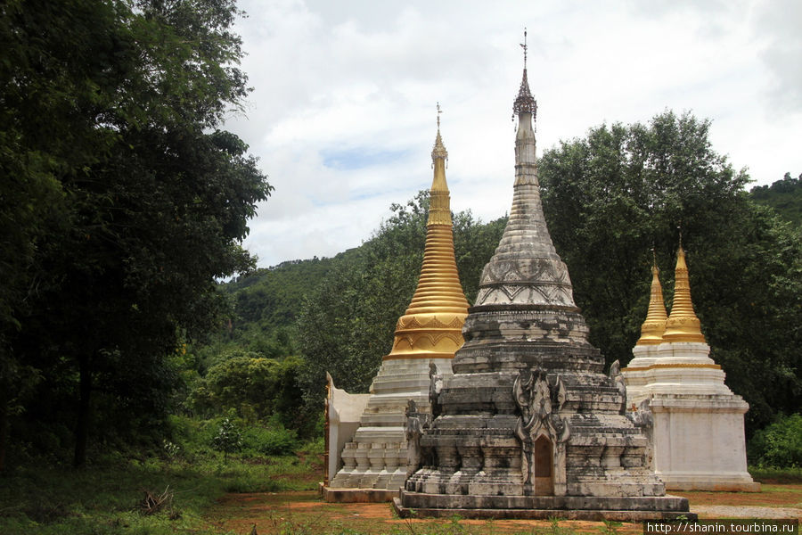 Ступы у подножия горы Пиндайя, Мьянма