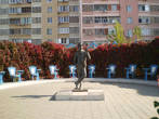 Памятник Остапу Бендеру  и 12 стульям