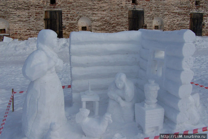 снежные фигуры на территории монастыря Кириллов, Россия