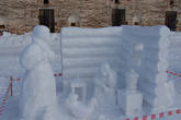 снежные фигуры на территории монастыря
