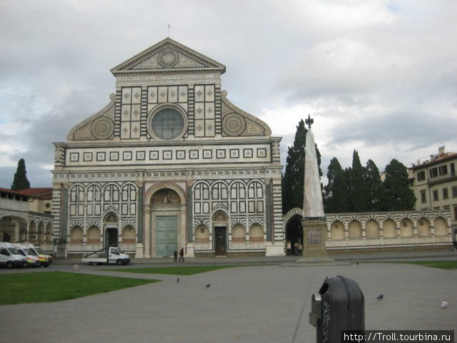 Вот и сам фасад, очень напоминающий соборы Сиены, Лукки и Пизы Флоренция, Италия