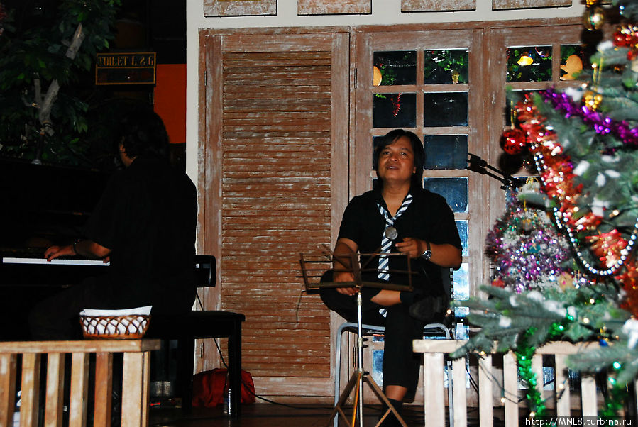 Вот милейший ресторанчик с живой музыкой. Этот балиец замечательно пел «Lady in red», заказывали неоднократно))))) Нуса-Дуа, Индонезия