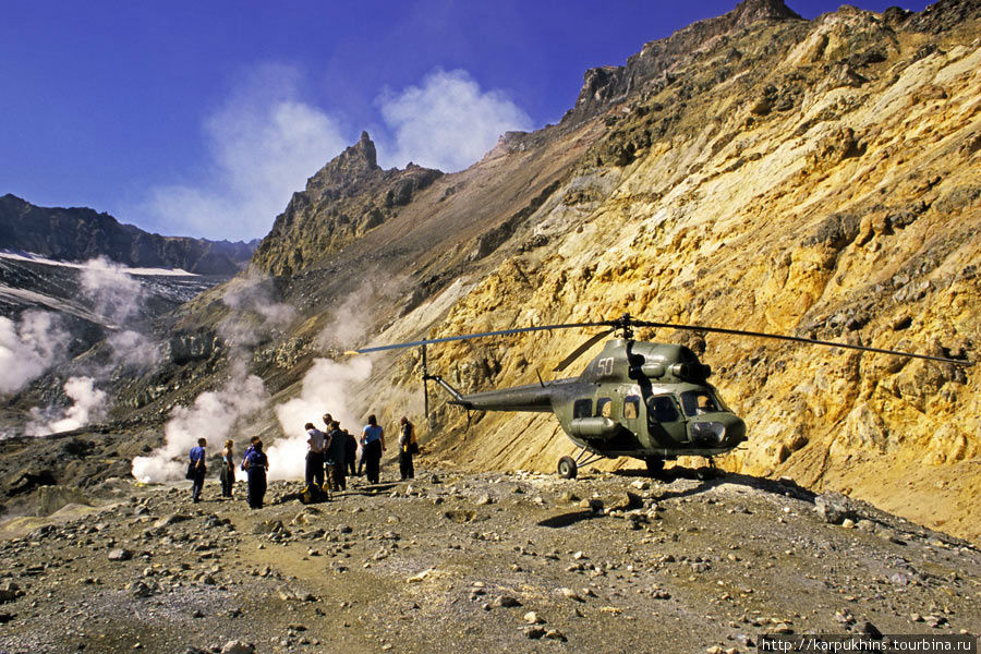 На этот раз в кратере Мутновки обнаружил вертолёт. Который, правда, быстро улетел. Камчатский край, Россия