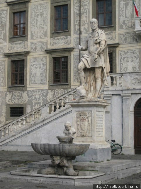 Да и перед самим зданием есть и надменный мужчина с имуществом, указывающим на его главенствующий статус, и какое-то дитятко, промышляющее что-то в фонтане Пиза, Италия
