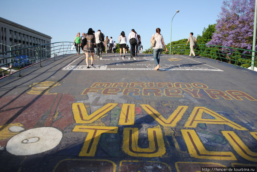 Под граффити отдан целый мост через авениду Либертад Буэнос-Айрес, Аргентина