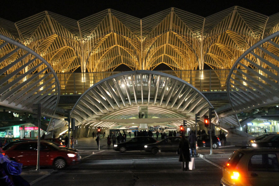 Вокзал Ориенте вечером. Лиссабон, Португалия