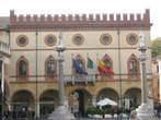 Главное здание всея площади, и перед ним две колонны с покровителями града