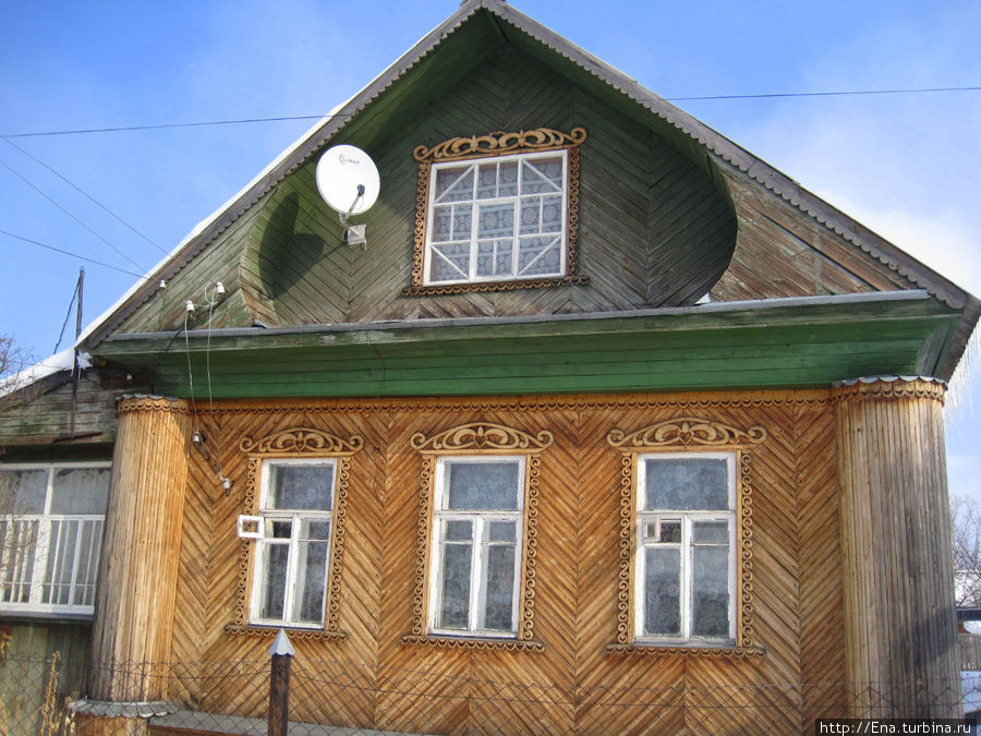 Напоследок — любимейшее фото в любом провинциальном городке: спутниковая тарелка на деревянном домике :)) Буй, Россия