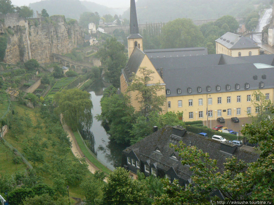 Со смотровой площадки на краю скалы, называемой Балконом Европы, открывается захватывающая дух панорама:покрытые лесом Арденские горы, холмы, изрезаннные глубокими ущельями, долины... Люксембург, Люксембург