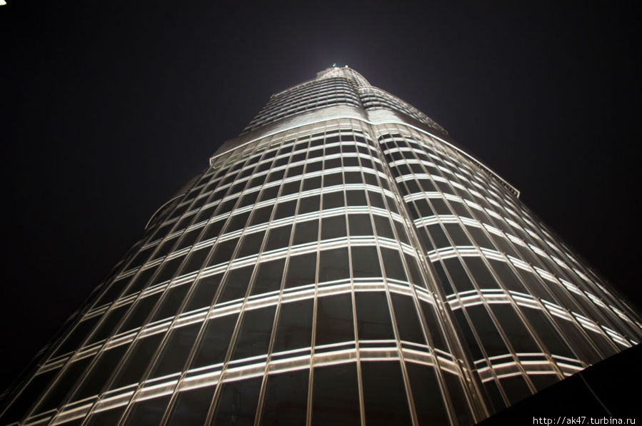 вид со смотровой площадки Бурж Халифы наверх. 124 этаж площадки — не предел Дубай, ОАЭ