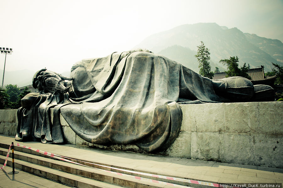 Такой отдыхающий мудрец встречает всех желающих подняться на гору пешком Хуайань, Китай