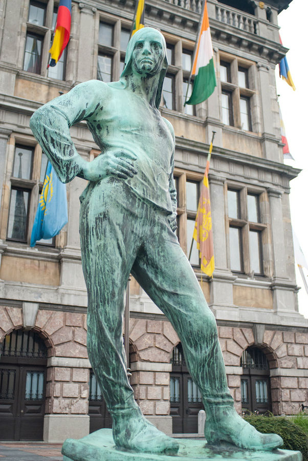 Памятник свободному труду тут больше похож на модель, демонстрирующую себя на подиуме, нежели на брутального рабочего или колхозника с серпом. Антверпен, Бельгия