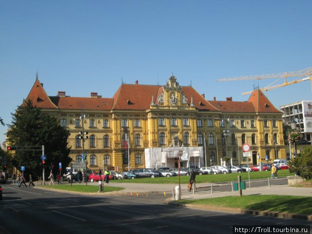 Еще одно официально выглядящее здание, кажется, нынче художественное училище Загреб, Хорватия