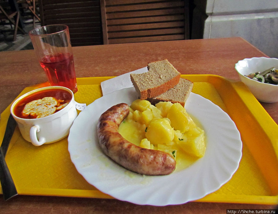 Мясная солянка, картошка с домашней колбасой, компот и грибы с солеными огурцами — за все 7 евро Киев, Украина