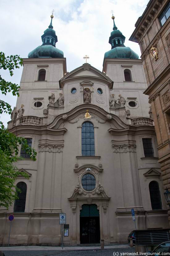 Впереди появилась кармелитская церковь св. Галла. В свое время этот храм был одной из четырех главных пражский церквей, и даже в 1353 году получил в подарок от Карла IV голову cвятого Галла, купленную императором в Швейцарии. А еще здесь похоронен художник Шкрета. Прага, Чехия