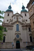 Впереди появилась кармелитская церковь св. Галла. В свое время этот храм был одной из четырех главных пражский церквей, и даже в 1353 году получил в подарок от Карла IV голову cвятого Галла, купленную императором в Швейцарии. А еще здесь похоронен художник Шкрета.