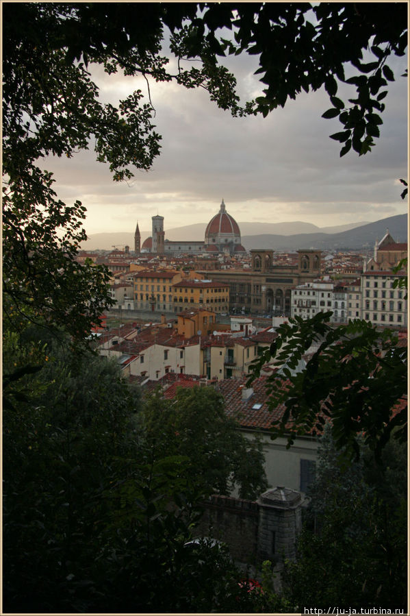 Вид на Флоренцию с площади Микеланджело Флоренция, Италия