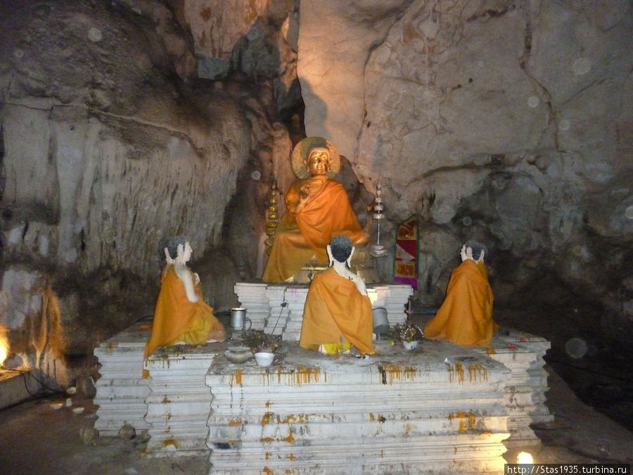 Алтарь в  пещере Tubtao Cave. Паттайя, Таиланд