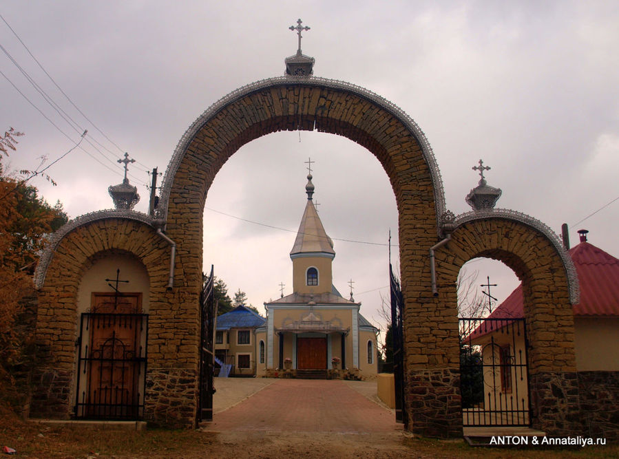 Вход в Косуэцкий монастырь. Косуэць, Молдова