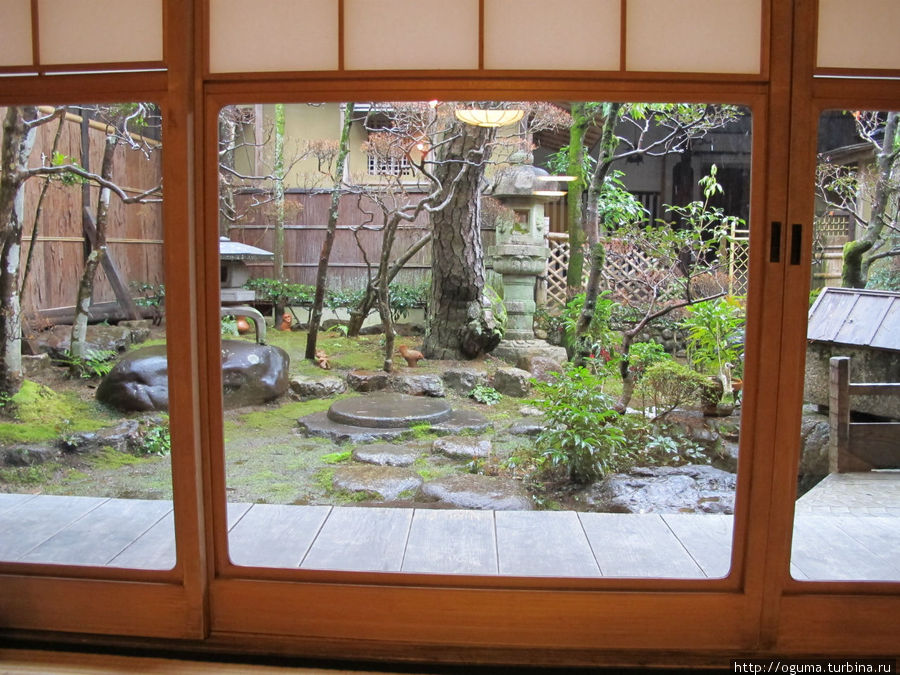 Вид на внутренний сад одном из магазинов. У них есть уголок, где можно заказать чашку зелёного чая и попить её любуясь внутренним двориком. Гудзё, Япония
