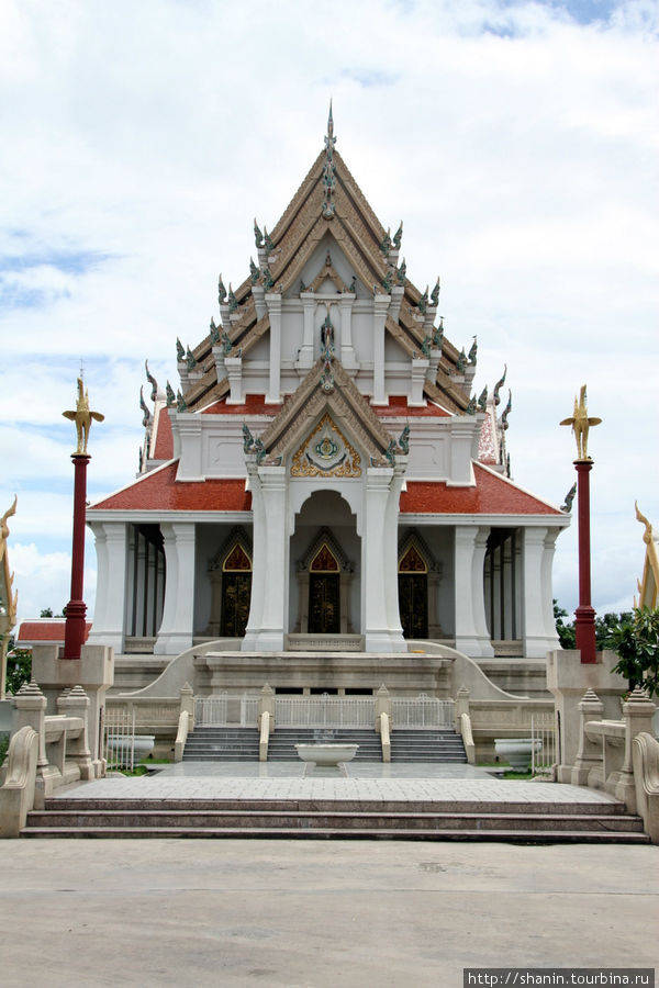 Ват Кхао Чонг Крайок - храм под скалой Прачуап-Кхири-Кхан, Таиланд