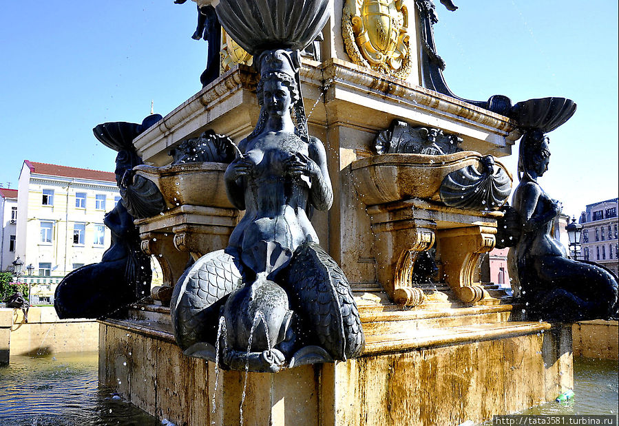 В центре площади находится слегка эротический фонтанНептун, почти точная копия фонтана на главной площади Болоньи. Батуми, Грузия