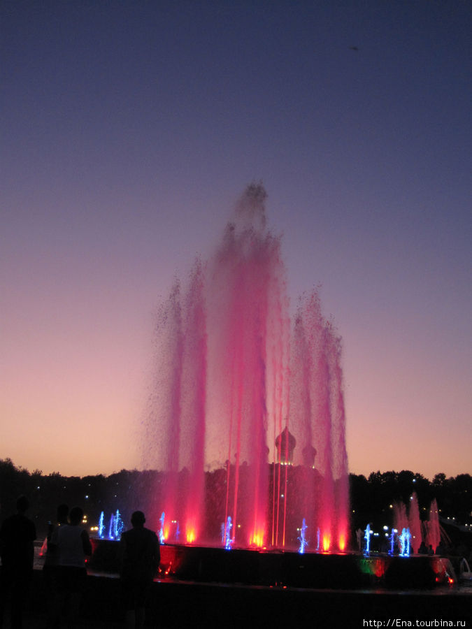 Вечерние фонтаны на Ярославской Стрелке Ярославль, Россия