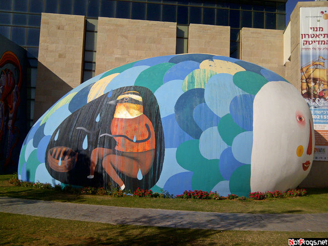 ☺An egg in front of Mediateque, Holon