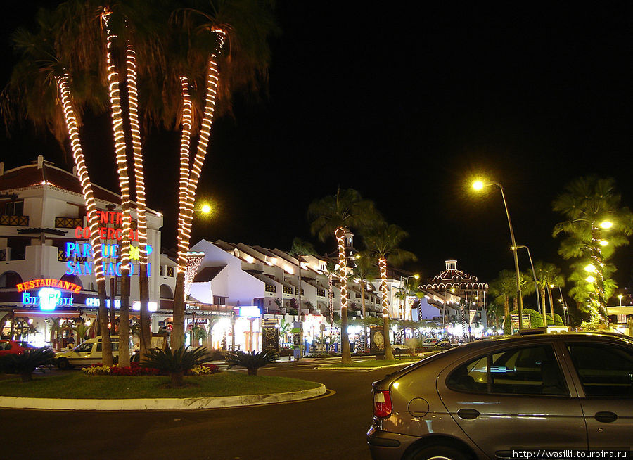 Улица Авенида де Лас Америкас ночью. Лас-Америкас, остров Тенерифе, Испания