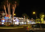 Улица Авенида де Лас Америкас ночью.