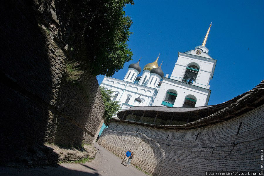 Захабень — узкий коридор меж двух крепостных стен, ведущий внутрь кремля Псков, Россия