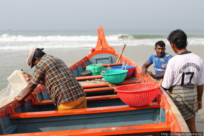 Рыбаки уходят в море Варкала, Индия