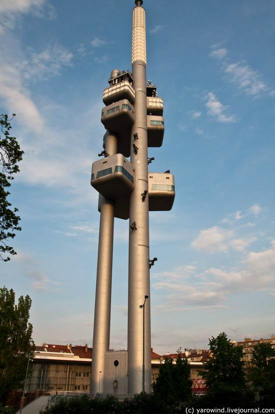 От храма хорошо видна вторая доминанта Жижкова – пражская телебашня, до нее два квартала на юг. Прага, Чехия